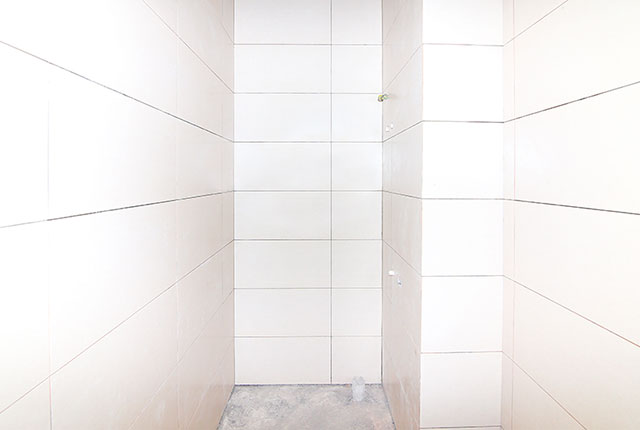 Ốp gạch WC căn hộ tầng 11 Block A, tầng 10 Block B và tầng 14 Block C