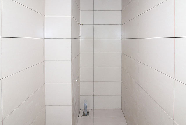 Ốp gạch WC căn hộ tầng 17 Block A, B, C