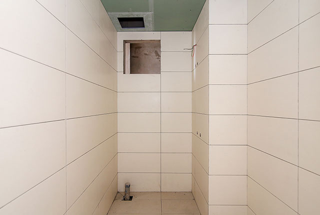 Thi công ốp gạch WC căn hộ tầng 20 block A