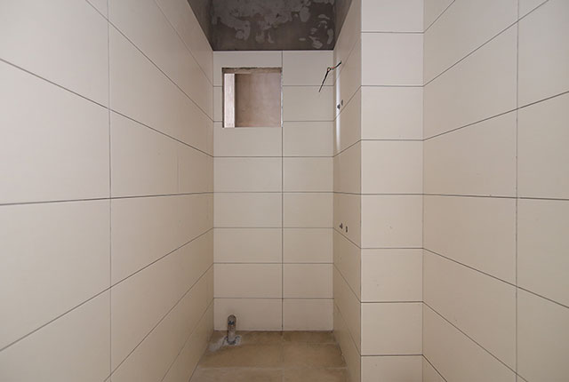 Thi công ốp gạch WC căn hộ tầng 20 block C