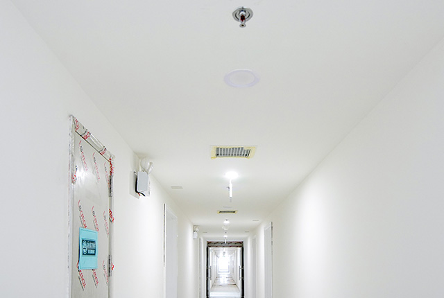Công tác thi công lắp đặt các thiết bị hành lang căn hộ tầng 20 block A