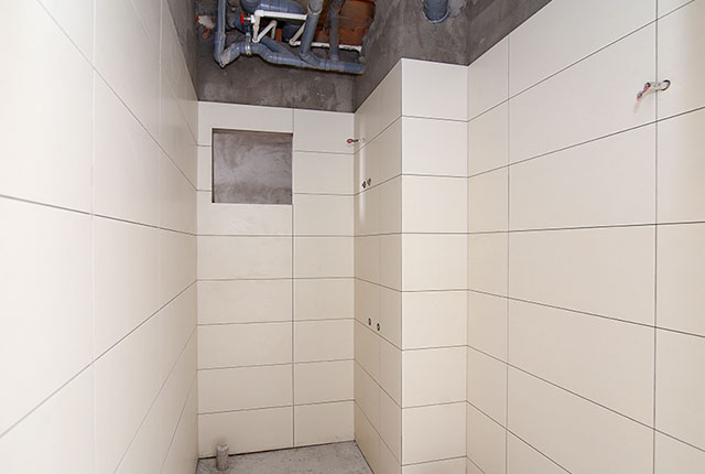 Thi công ốp gạch WC căn hộ tầng 8 block A