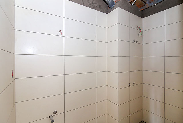 Thi công ốp gạch WC căn hộ tầng 8 block C