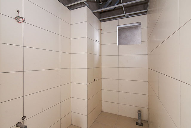 Thi công ốp gạch WC căn hộ tầng 9 block B