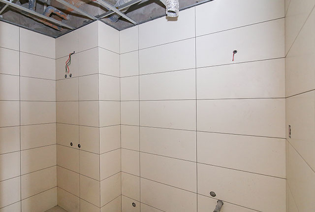 Thi công ốp gạch WC căn hộ tầng 9 block C