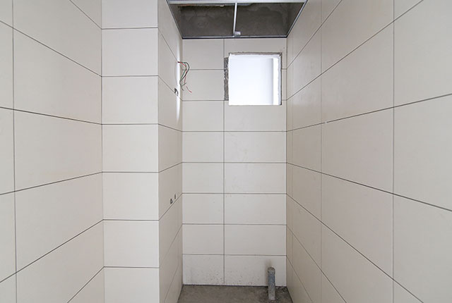 Thi công ốp gạch WC căn hộ tầng 15 block B