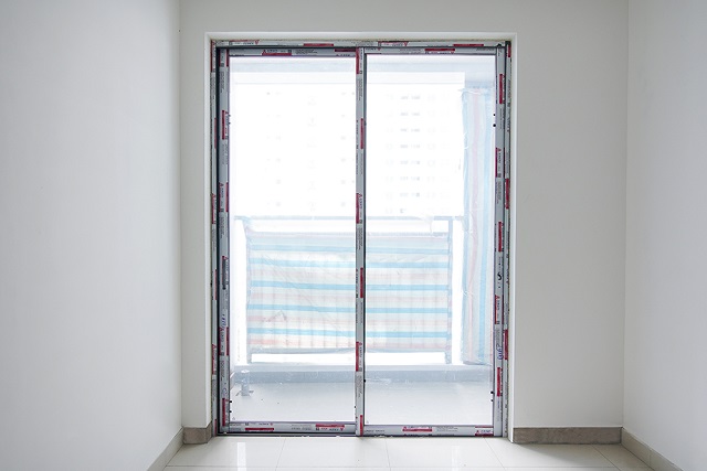 Thi công cửa lô gia căn hộ tầng 21 Block Saturn