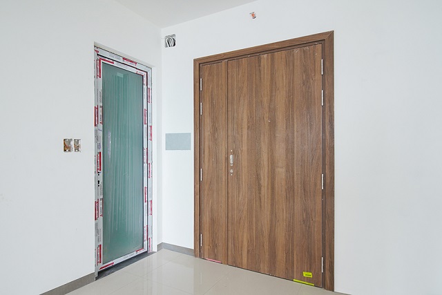 Thi công cửa gỗ căn hộ tầng 13 Block Saturn
