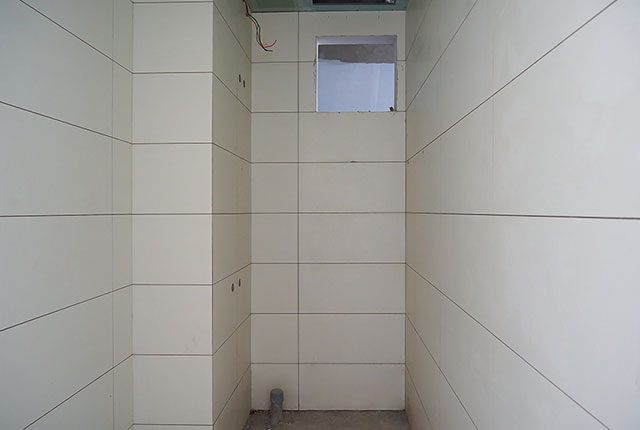 Ốp gạch WC căn hộ từ tầng 5 đến tầng12 Block A1, Block A2, Block B và Block C