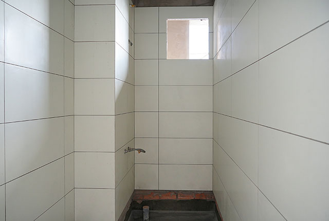 Ốp gạch WC từ tầng 5 đến tầng 15 Block A1, Block A2, Block B và Block C