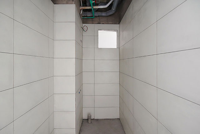 Ốp gạch WC từ tầng 5 đến tầng 18 Block A1, Block A2, Block B và Block C