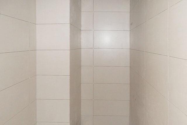 Lát gạch WC căn hộ tầng 19 Block A, B