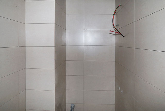 Lát gạch WC căn hộ tầng 20 Block A, tầng 21 Block B