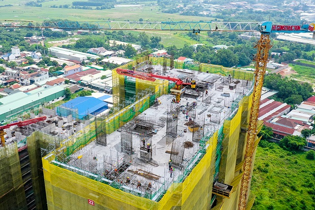 Hoàn thành đổ bê tông sàn tầng 22,thi công cốt thép cột vách tâng 22 lên tầng 23 Block C