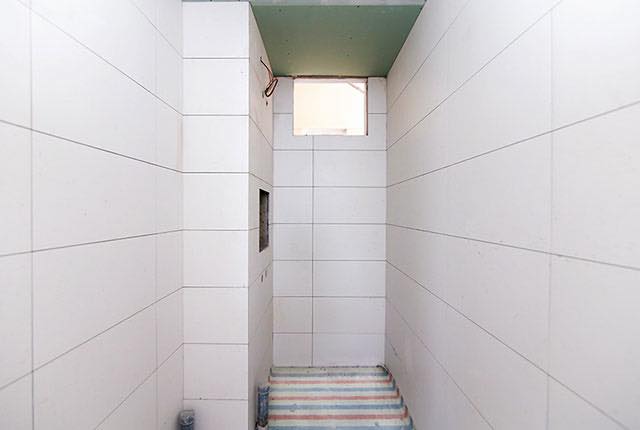 Ốp gạch WC căn hộ tầng 6 - 20 block Southern