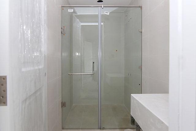 Lắp đặt cửa kính phòng tắm căn hộ tầng 7 - 12 block Central