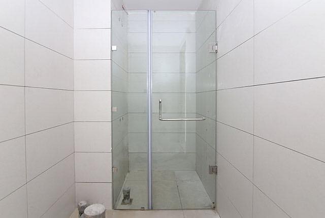 Lắp đặt cửa kính phòng tắm căn hộ tầng 7 - 12 block Southern