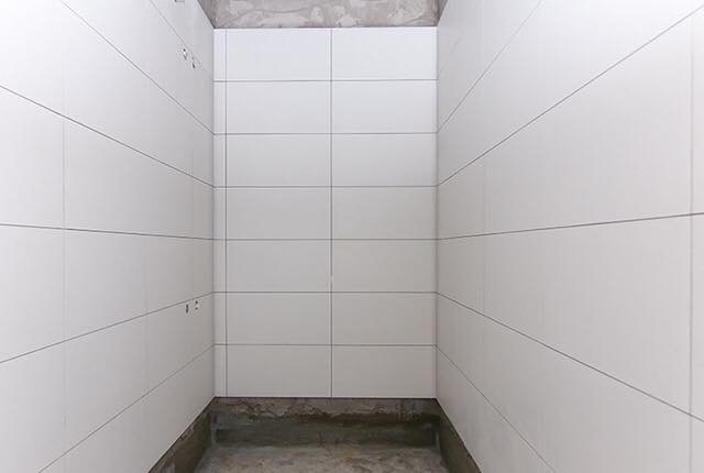 Ốp gạch WC căn hộ tầng 14 block Northern