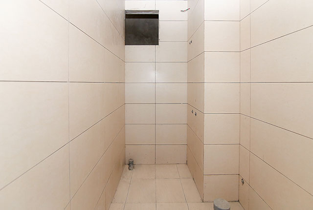 Ốp gạch WC căn hộ tầng 20 block A