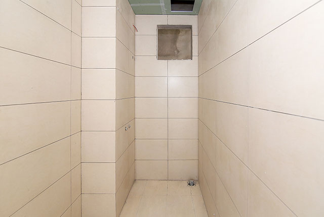 Ốp gạch WC căn hộ tầng 20 block B