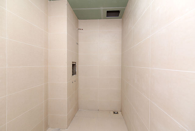 Hoàn thành ốp gạch WC căn hộ block A