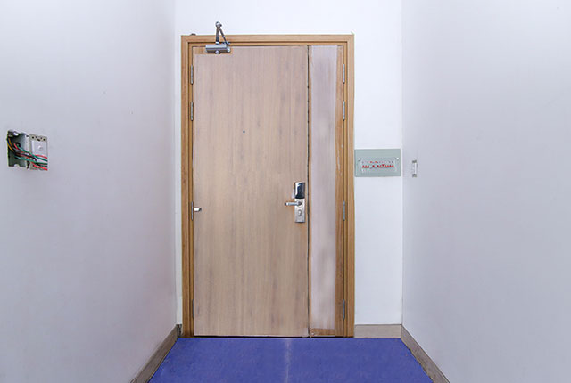 Lắp đặt cửa ra vào căn hộ tầng 5 - 18 block B