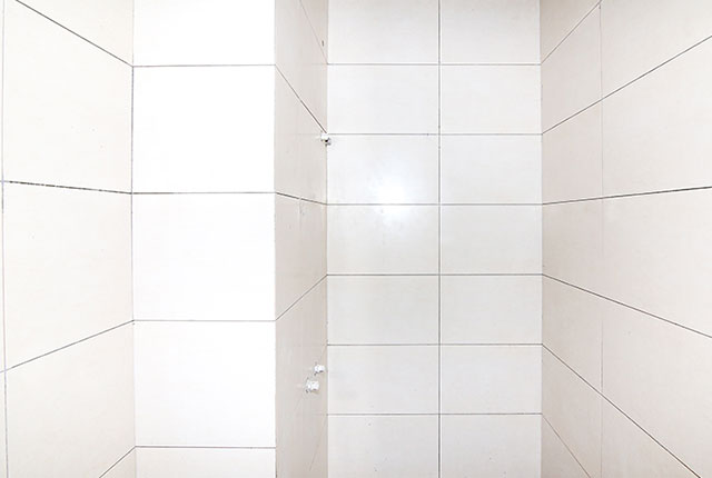 Ốp gạch WC căn hộ tầng 6 block B