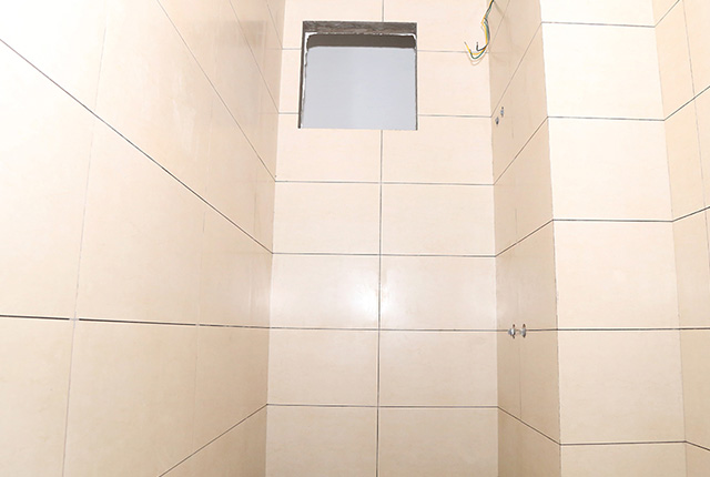 Ốp gạch WC căn hộ tầng 10 block A