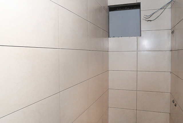 Ốp gạch WC căn hộ tầng 7 block B