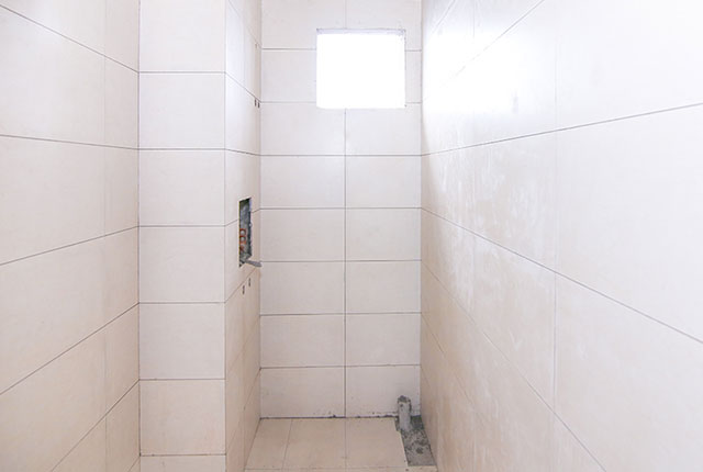 Ốp gạch WC căn hộ tầng 14 block B