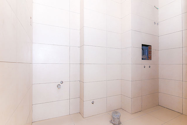 Ốp gạch WC căn hộ tầng 15 block A