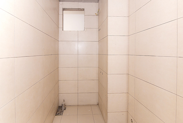 Ốp gạch WC căn hộ tầng 16 block B