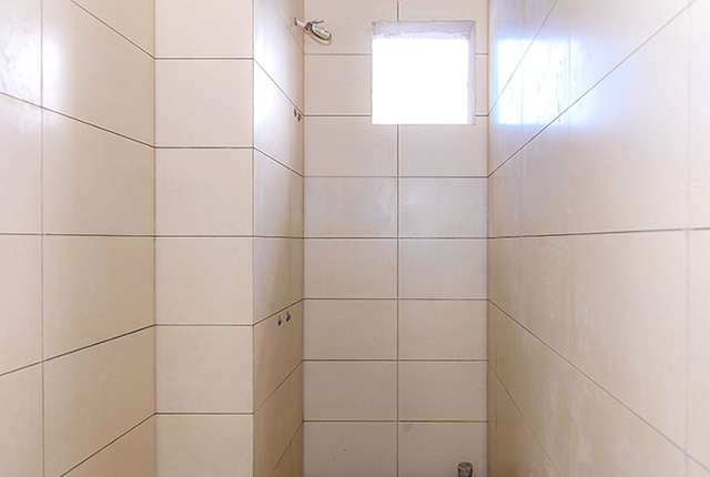 Ốp gạch WC căn hộ tầng 18 block A