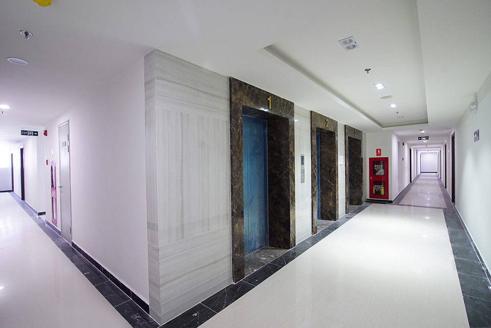Hình ảnh hành lang căn hộ và hệ thống thang máy hoàn thiện