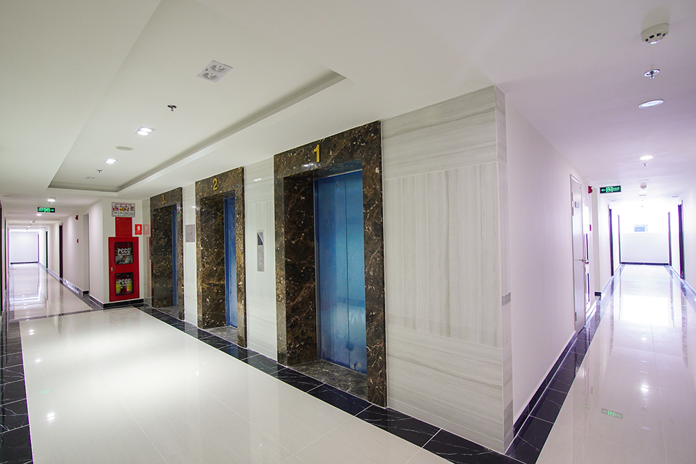 Hình ảnh hành lang căn hộ và hệ thống thang máy hoàn thiện
