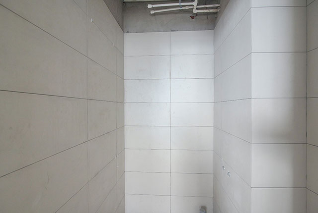 Thi công ốp gạch WC tầng 17 - 21 block A1