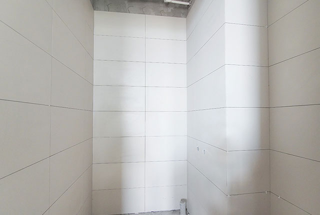 Thi công ốp gạch WC tầng 17 - 21 block B1