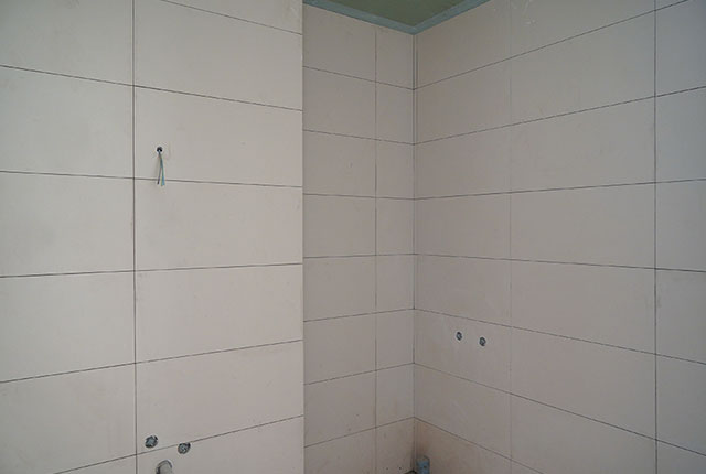 Thi công ốp gạch WC tầng 14 - 21 block B1
