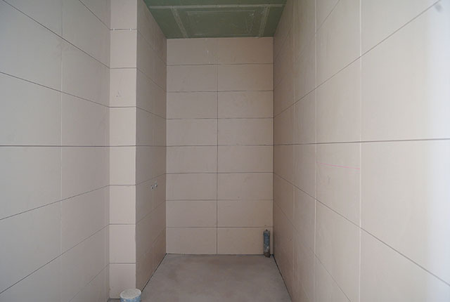 Thi công ốp gạch WC tầng 14 - 21 block B2