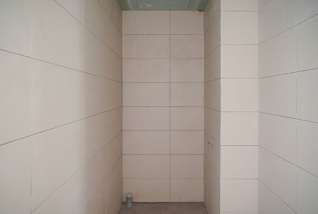 Thi công ốp gạch WC tầng 14 - 21 block A1