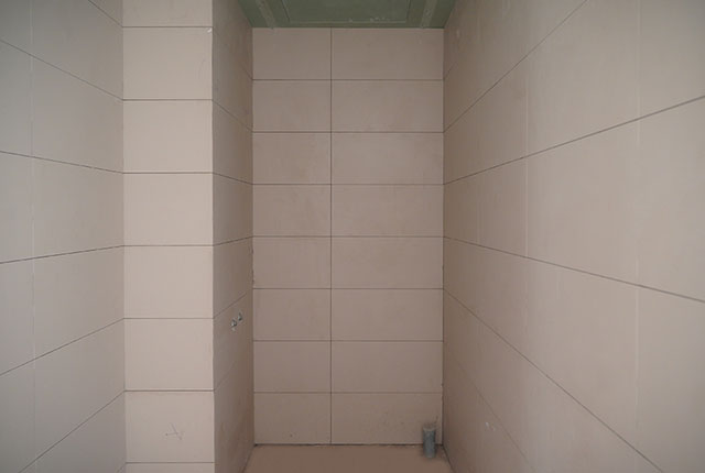 Thi công ốp gạch WC tầng 10 - 21 block B2