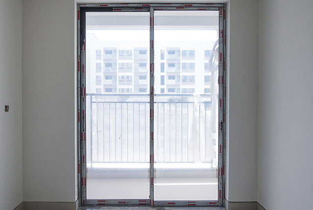 Lắp đặt cửa phòng khách căn hộ tầng 10 - 21 block B1
