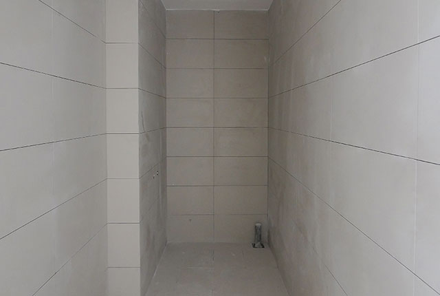 Thi công ốp gạch WC tầng 8 - 21 block A1