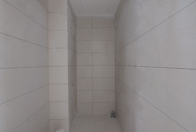 Thi công ốp gạch WC tầng 8 - 21 block B1