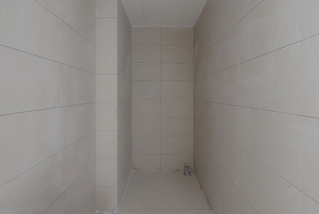 Thi công ốp gạch WC tầng 8 - 21 block B2
