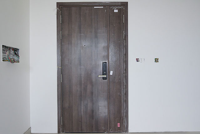 Lắp đặt cửa ra vào căn hộ tầng 13 - 21 block A1