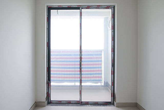Lắp đặt cửa phòng khách căn hộ tầng 10 - 21 block A1