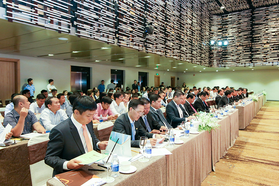 Các thành viên trong Ban Lãnh đạo Hung Thinh Incons tham dự tại Đại hội